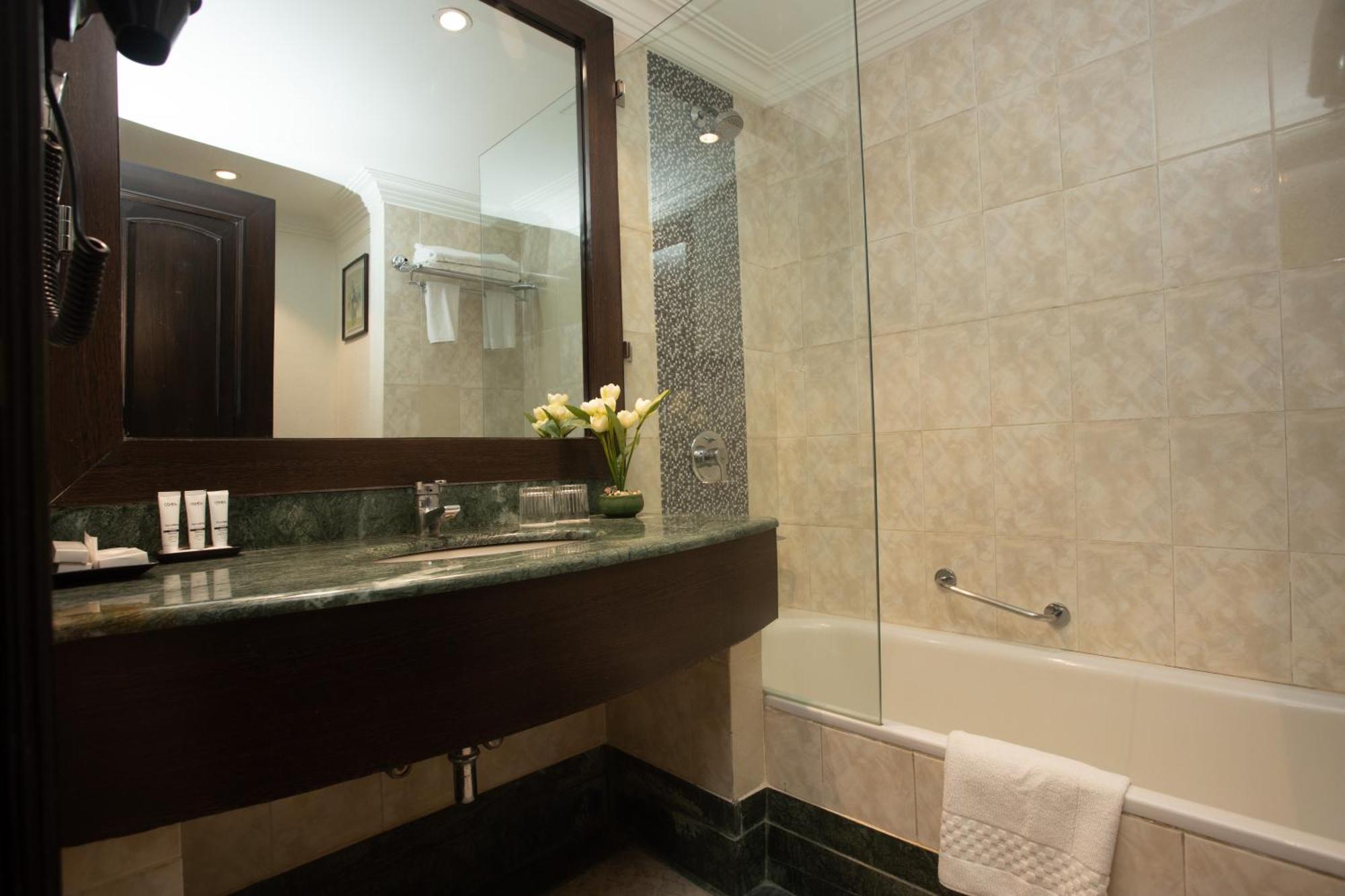 Grand Hotel Kathmandu Bagian luar foto