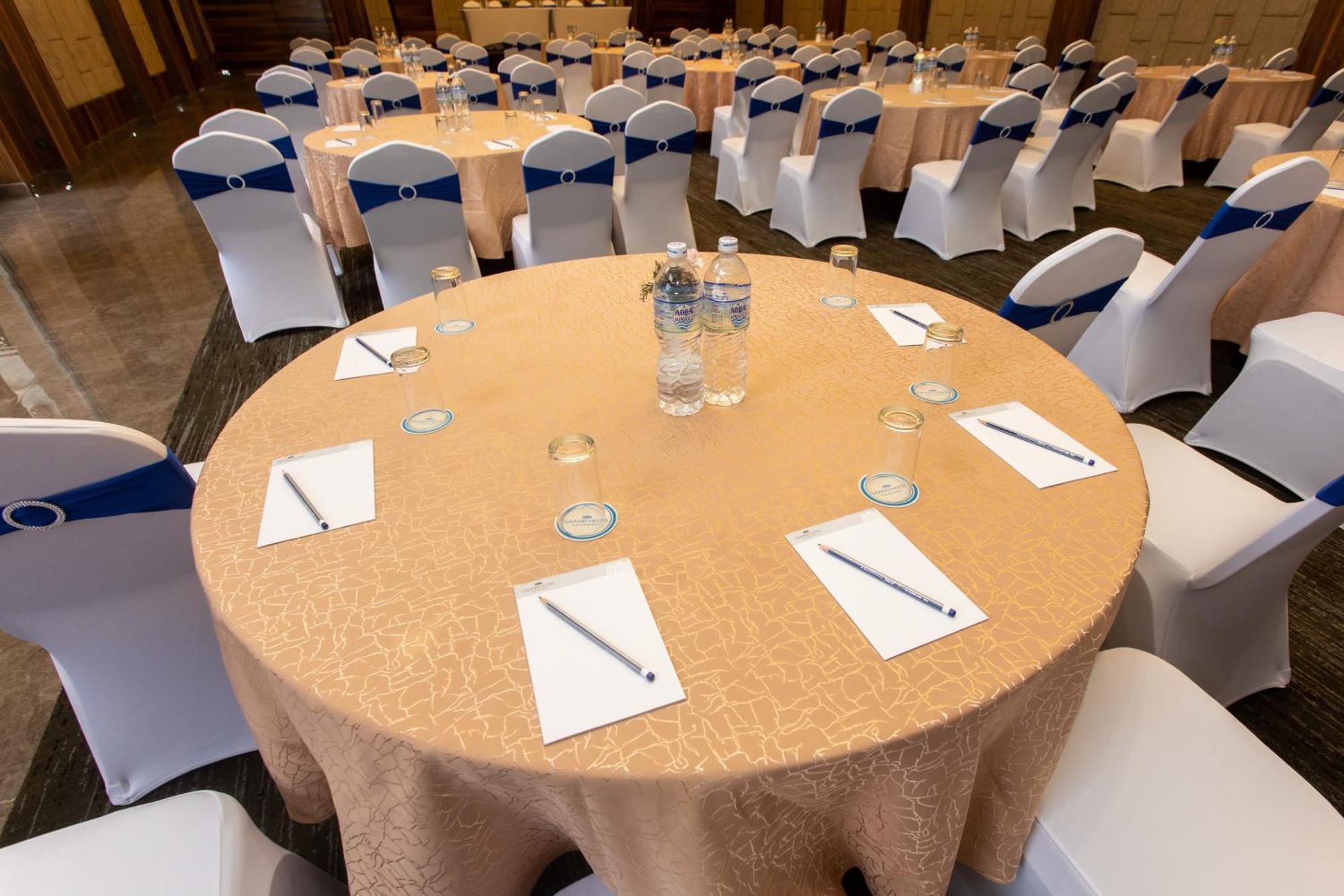 Grand Hotel Kathmandu Bagian luar foto