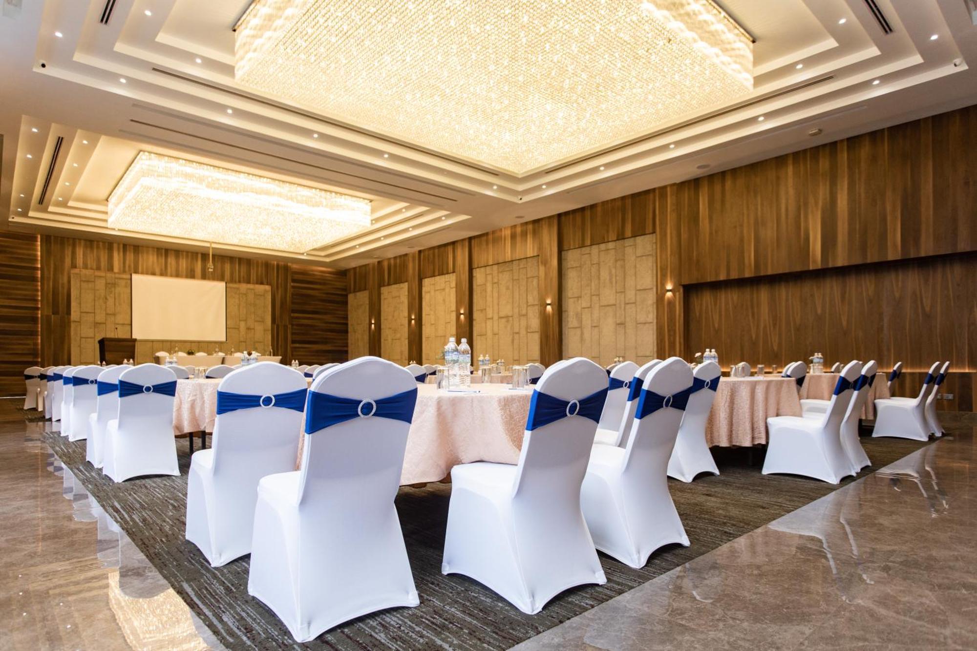Grand Hotel Kathmandu Bagian luar foto