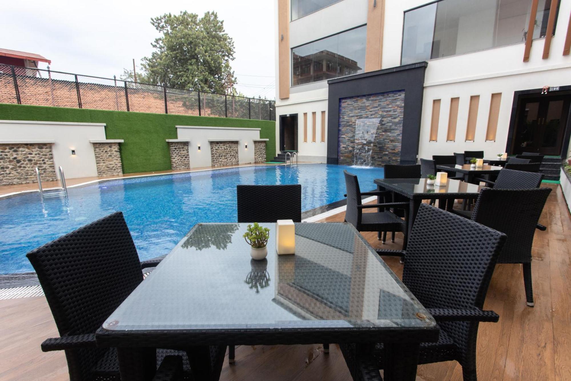 Grand Hotel Kathmandu Bagian luar foto
