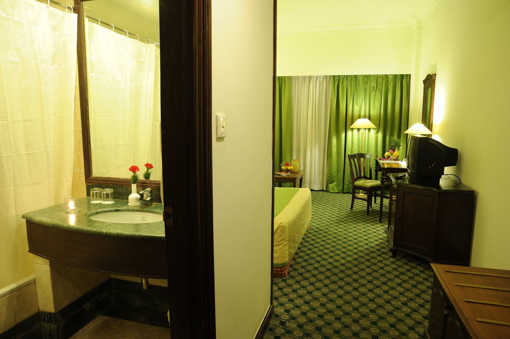 Grand Hotel Kathmandu Bagian luar foto